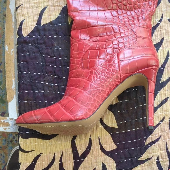 Elegant Red Croc-Embossed Knee-High Boots - Picture 2 of 10